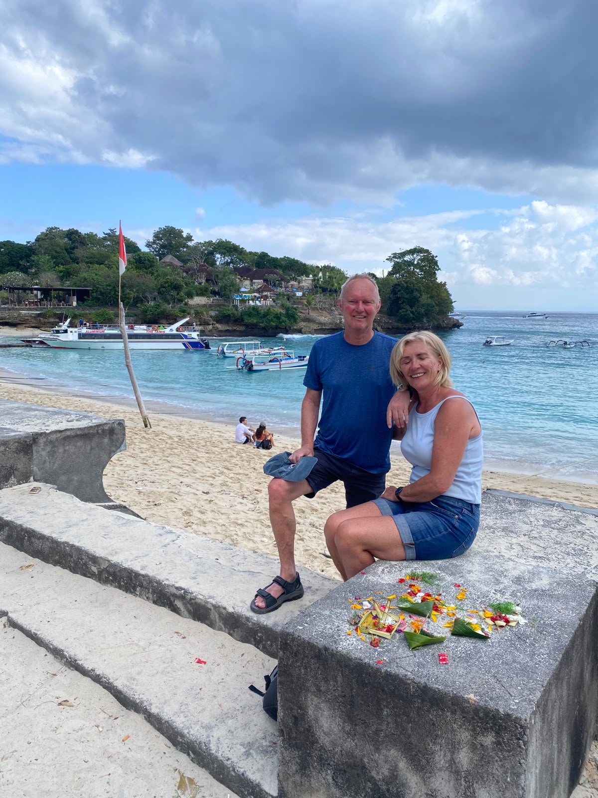 Bersantai di pantai pasir putih Nusa Lembongan